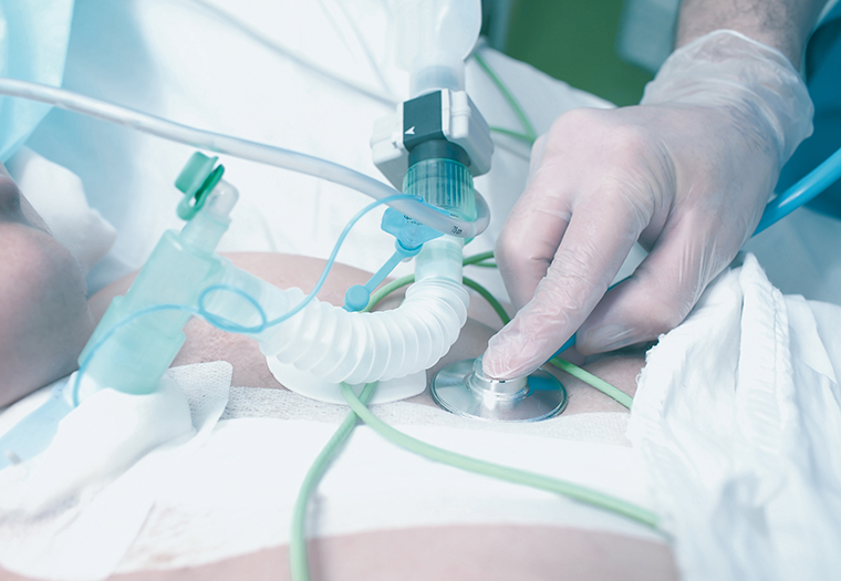 doctorstethoscopelistenstothepatientslungsinicu